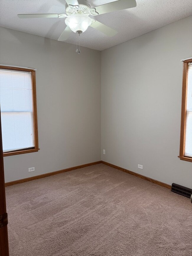 Building Photo - 3 Bed, 2 Bath Home with Garage