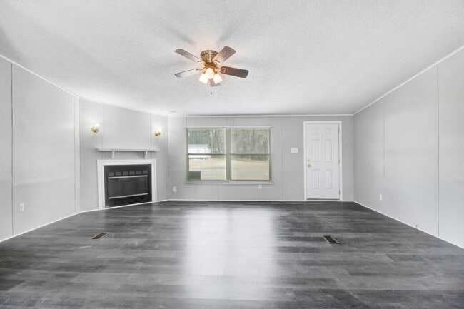 Building Photo - SPACIOUS 3 BR | 2 BA Manufactured Home in Pikeville