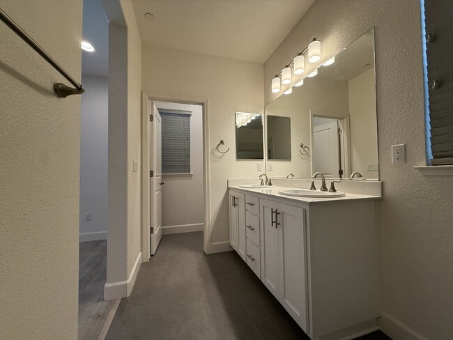 Building Photo - Modern 4-bedroom 3-bath available in Elk Grove