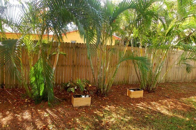 Building Photo - 468 Limewood Ave