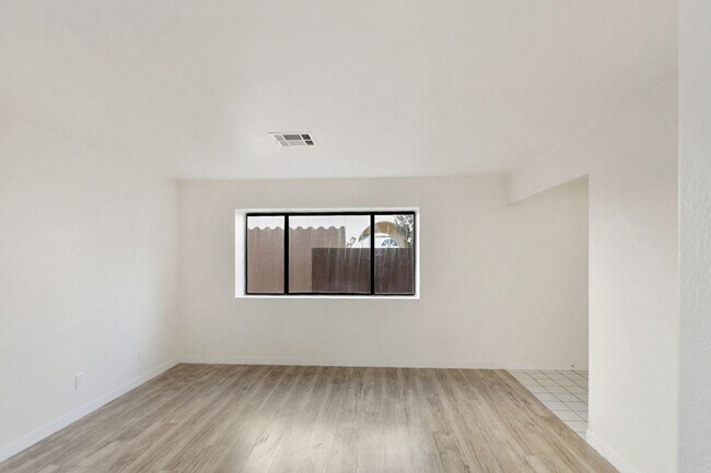 Building Photo - 3 Bed, 2.5 Bath Henderson Beauty