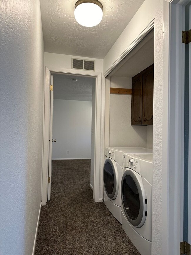 Building Photo - 3 Bedroom 2 Bathroom Single Story Home