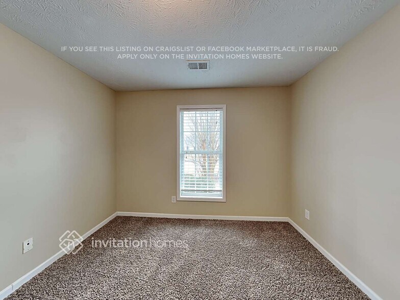 Building Photo - 141 N Square Ln