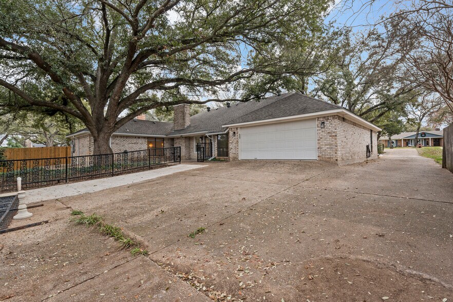back parking and driveway to front - 7105 Fish Pond Rd