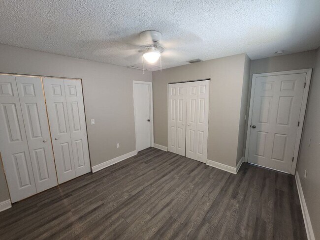 Building Photo - Housing Voucher Accepted -Upgraded 3 Bedroom 2 Bath - Minutes from Super Target and Publix