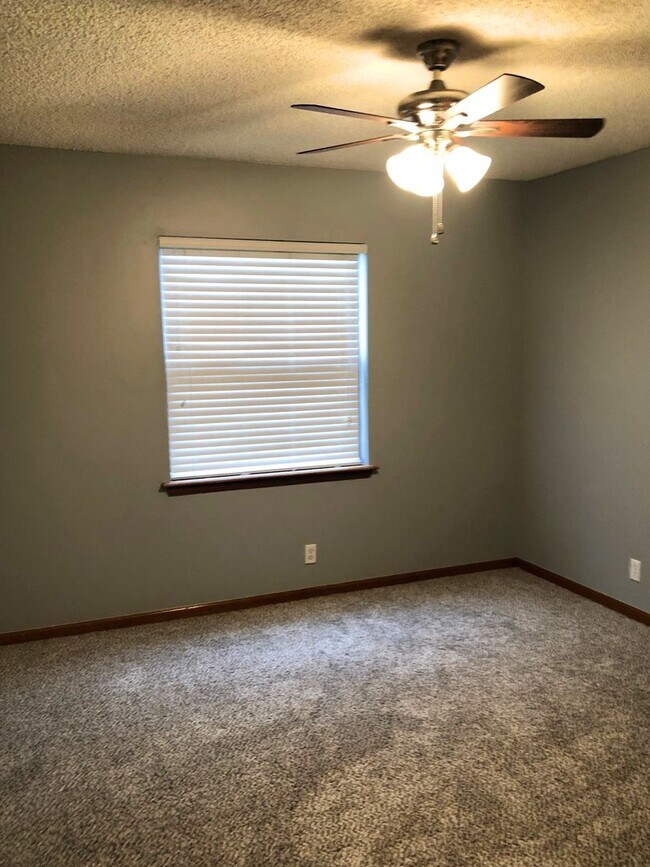 Building Photo - 3/2 home with a fenced in yard!