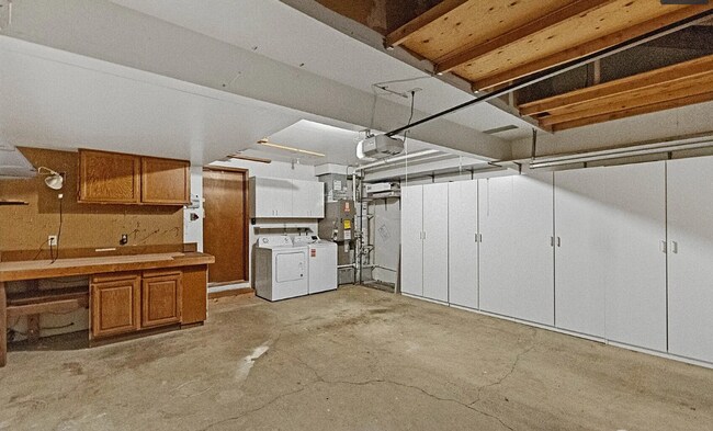 Building Photo - Kent East hill Condo townhome in Village at Single Creek - 3 bedroom 2.5 bath and 2 car garage. A...