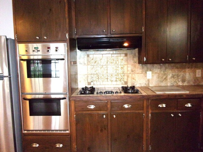 Building Photo - 738 Charlotte Ave