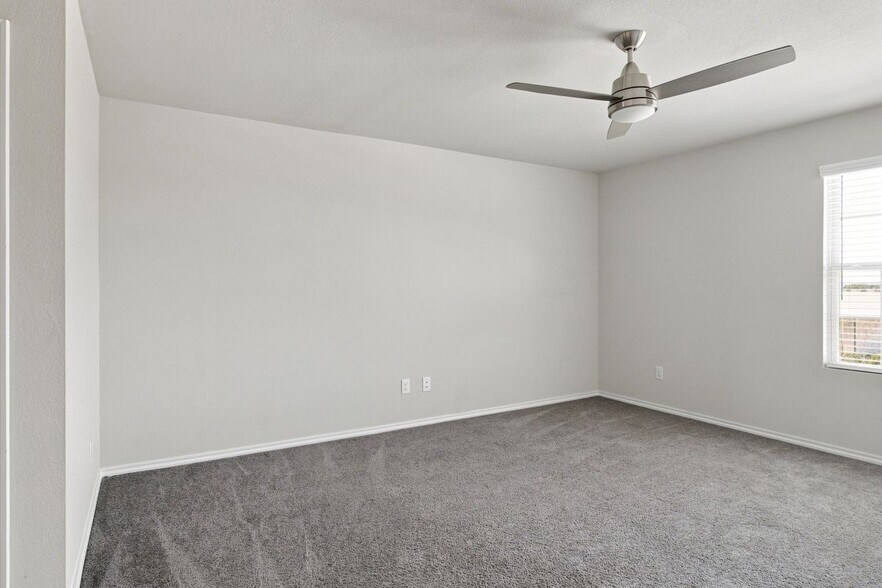 Building Photo - 944 Ravenwood Ln