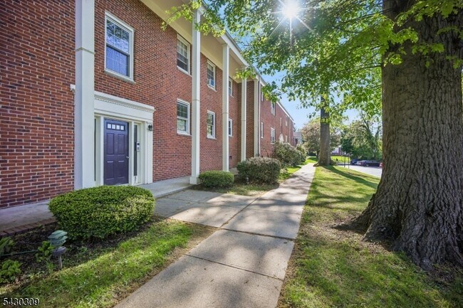 Building Photo - 390 Morris Ave
