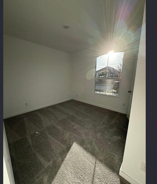 Building Photo - 7116 Dandelion Rd