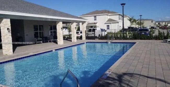 Building Photo - 784 SE 19th St