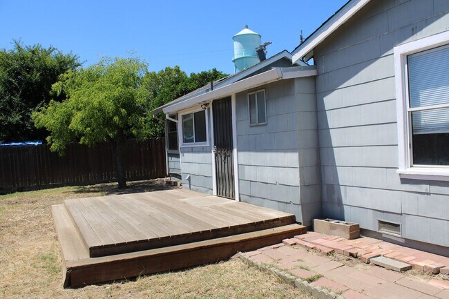 Building Photo - Three Bedroom, One Bathroom Single Family Home in Isleton.