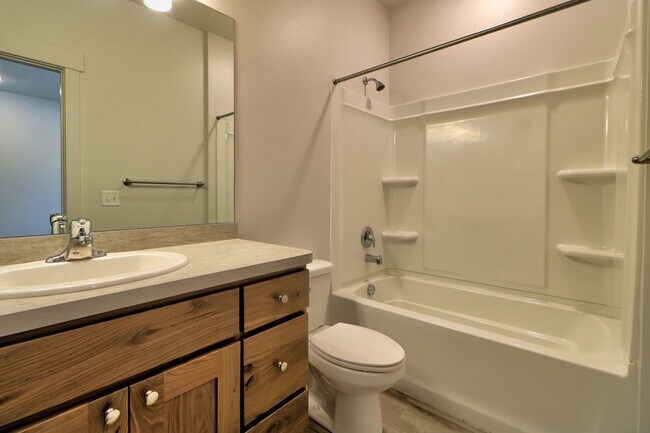 Building Photo - 67 E 500 S