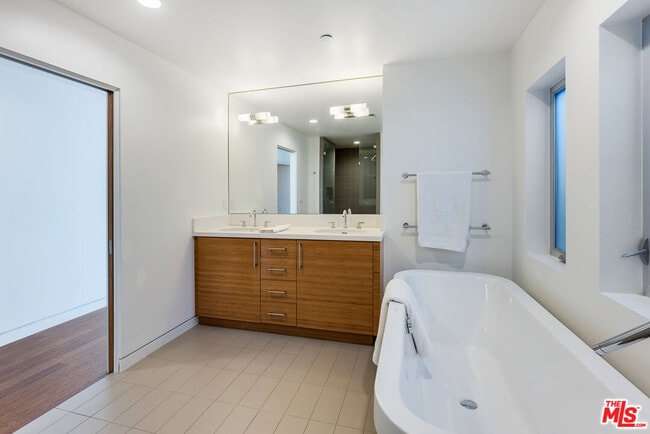 Building Photo - 547 Huntley Dr