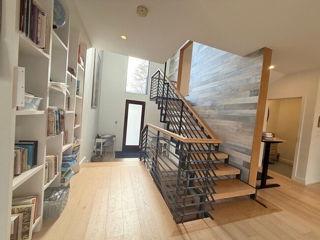 Building Photo - 6 Parkside Dr