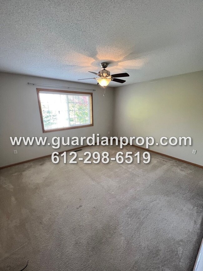 Building Photo - Large End Unit Townhome Available Late April, 2BR + Office, Vaulted Ceilings, 3 Bath, Family Room