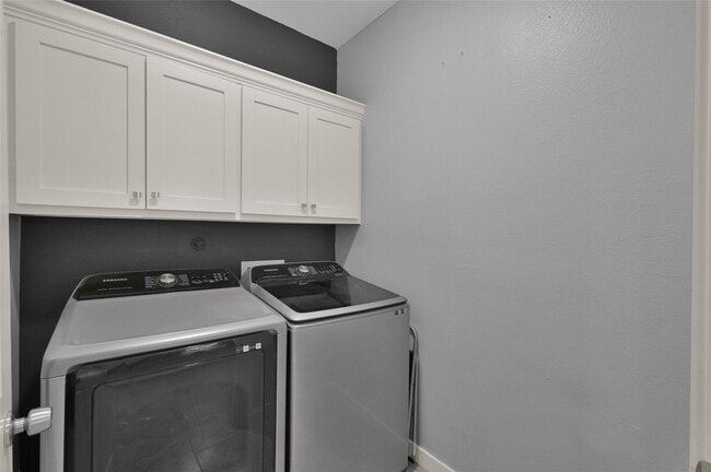 Building Photo - 592 Mosswood Dr