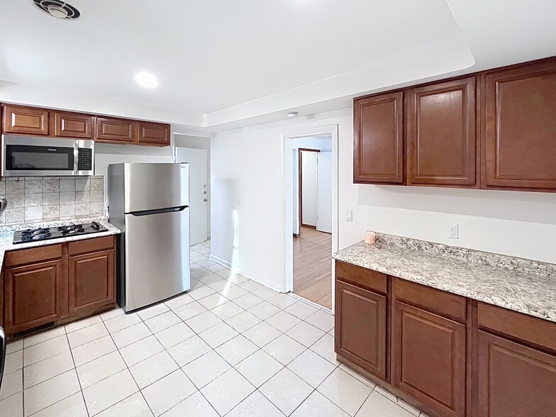 Building Photo - 18411 Chagrin Blvd