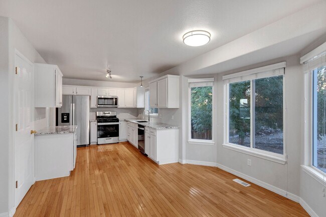 Building Photo - Stunning home on Millstream for rent!