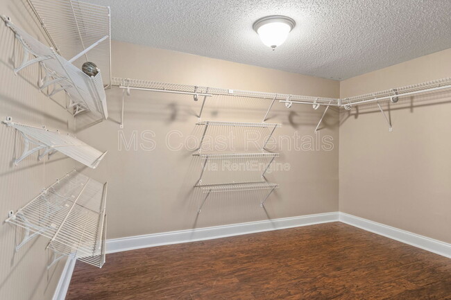 Building Photo - 583 Neal Dr