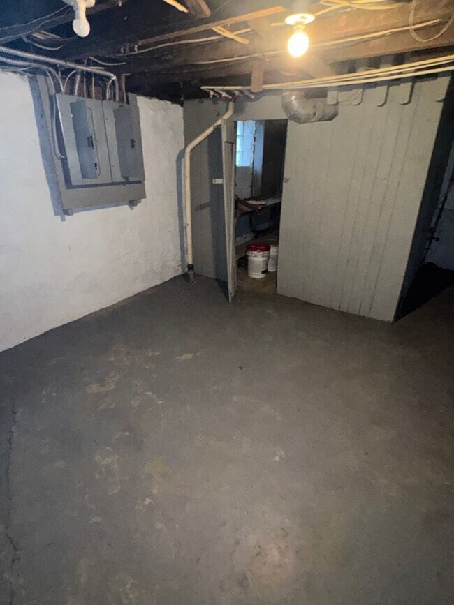 Building Photo - 692 E 128th St