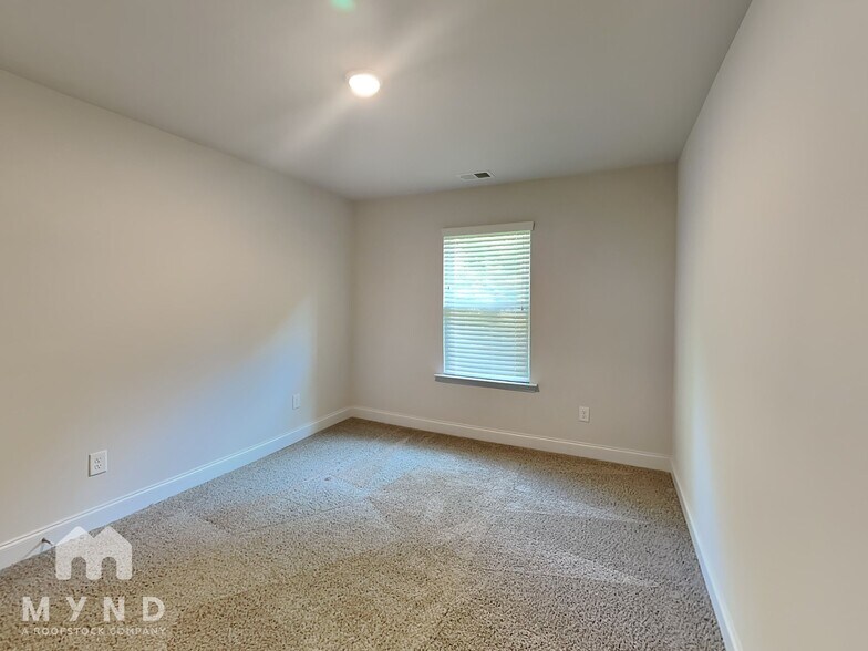 Building Photo - 10170 Benton Woods Dr