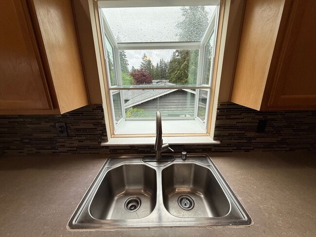 Building Photo - Beautiful Split-Entry 4 Bed 3 Bath Home Fully Fenced Yard