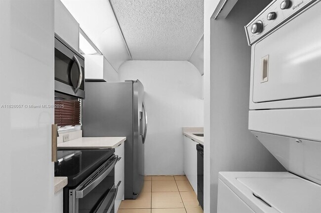 Building Photo - 10167 Twin Lakes Dr