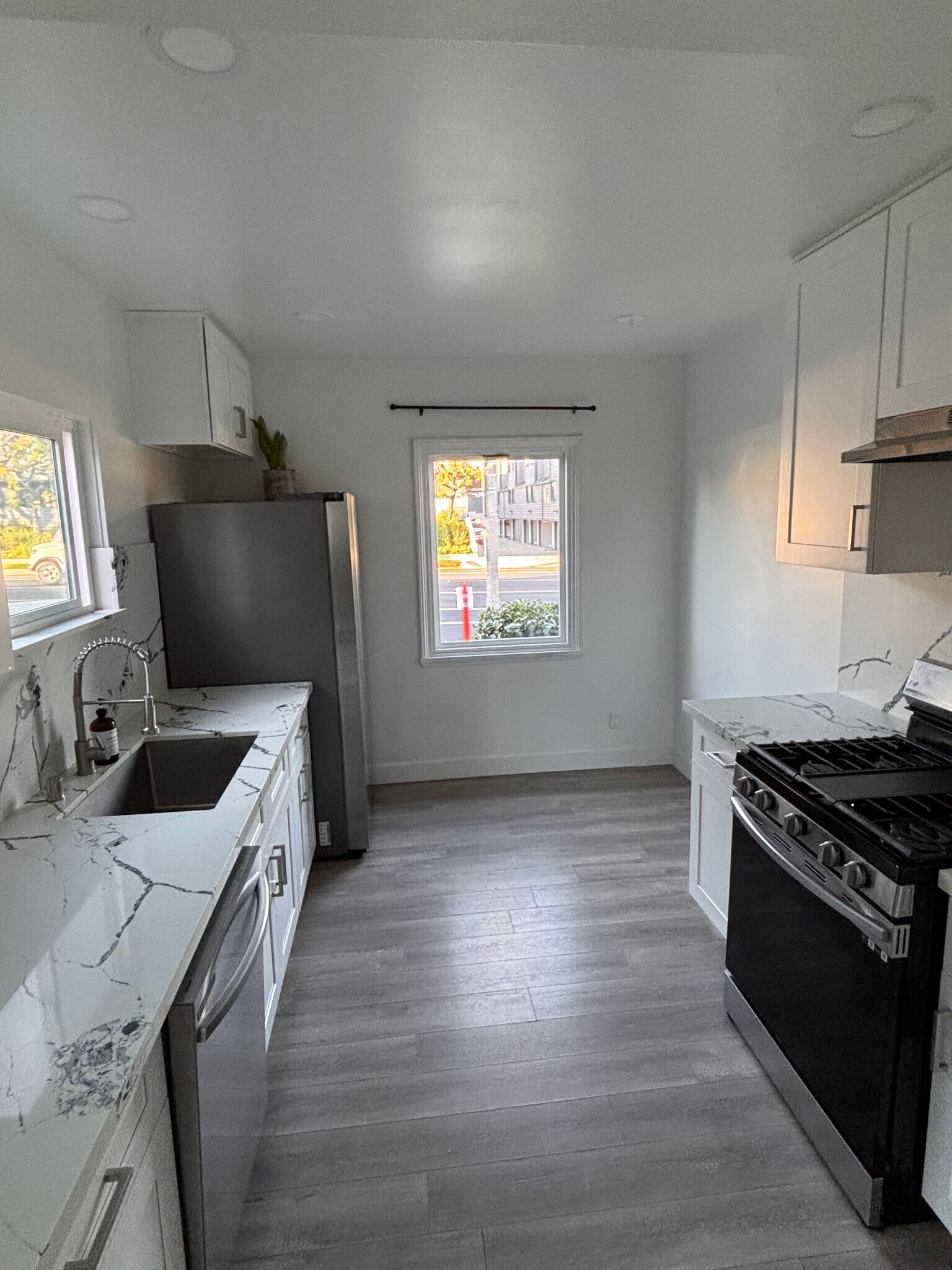 Kitchen - 300 E Glenarm St