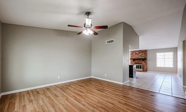 Building Photo - 604 W Kiva Ave