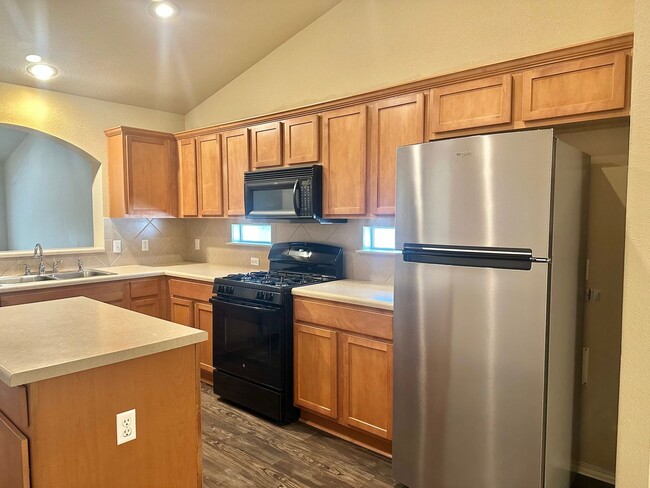 Building Photo - 3 BED 2 BATH NEW MANAGEMENT!!!!