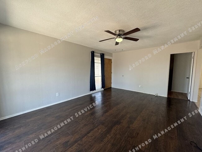 Building Photo - $1,400 Steal! Cozy 2-Bedroom Home in the H...