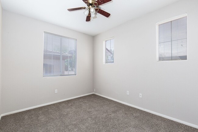 Building Photo - NW townhome with 2 car garage in gated community.