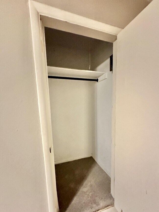 Building Photo - 1926 Laurelwood Dr