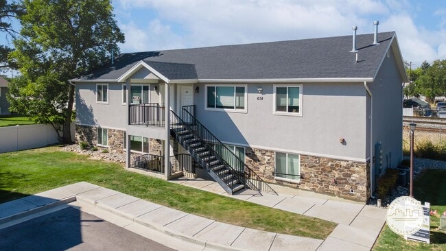 Building Photo - 674 W Meadow Dr