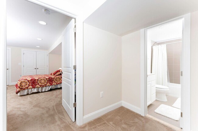 Building Photo - Luxurious Spacious and Bright , Gorgeous P...