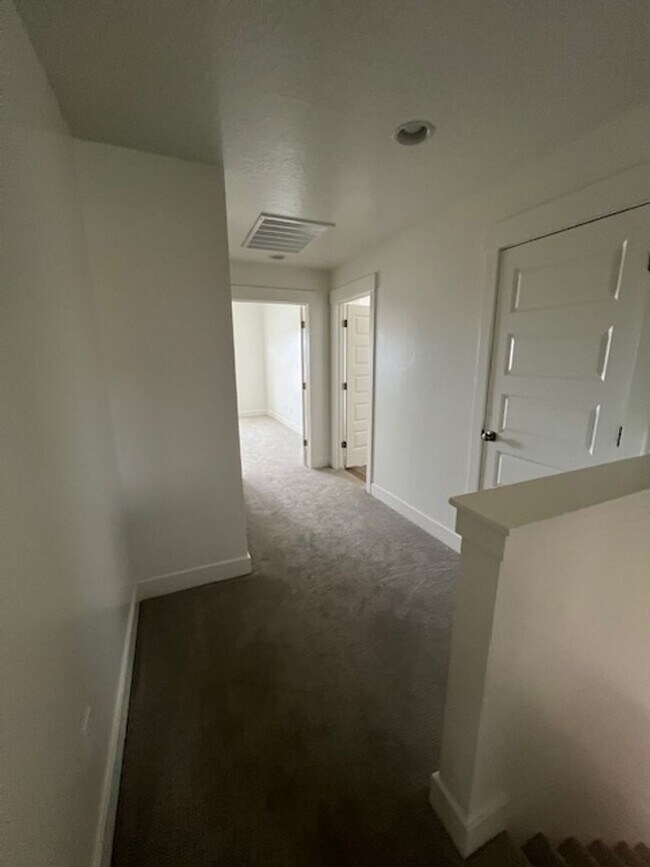 Building Photo - SPACIOUS HOME FOR RENT!