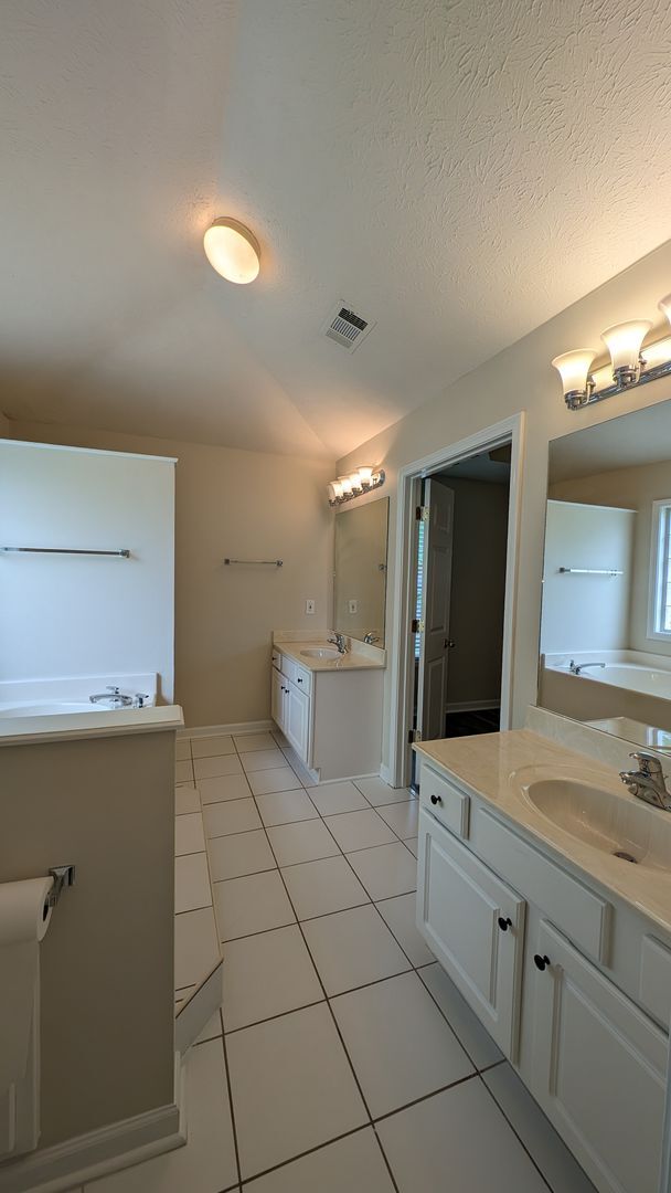 Building Photo - 105 Foxdale Dr