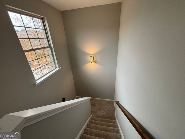 Building Photo - 518 Tulip Ln