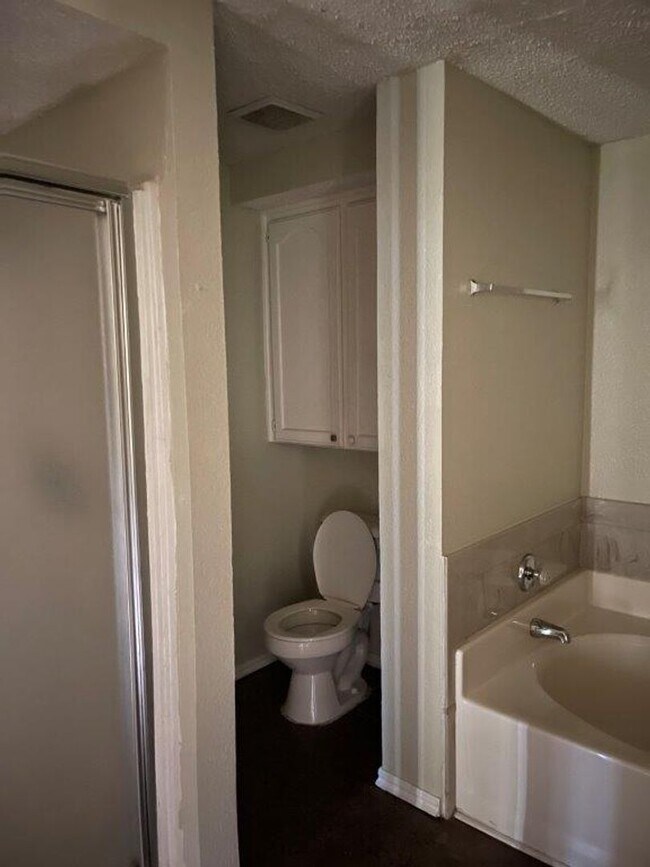 Building Photo - Rare 4 bedroom 2 bath in Moore Schools. 2 ...