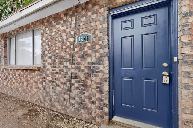 Building Photo - 1846 Henry Cir SW