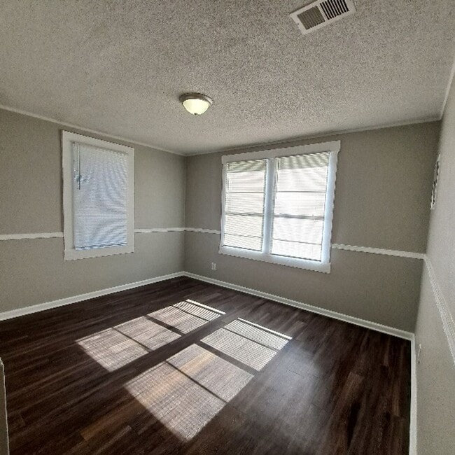 Building Photo - 927 Maple Dr