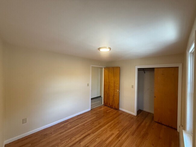 Building Photo - 520 Oak St