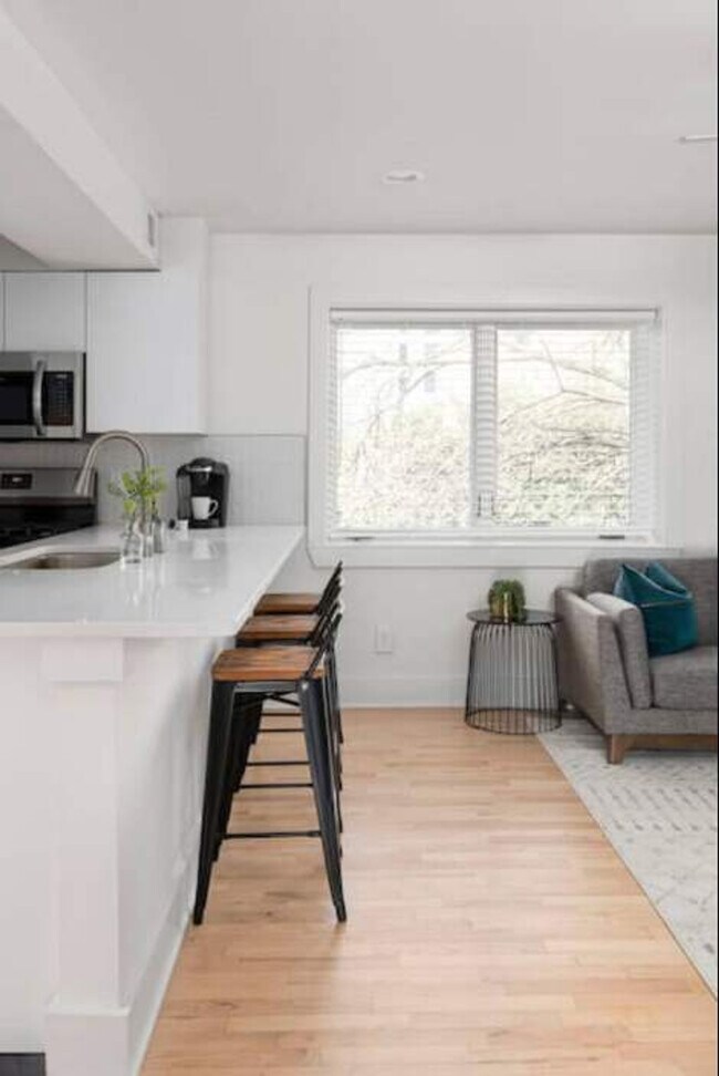 Building Photo - 1136 Crescent Ave NE