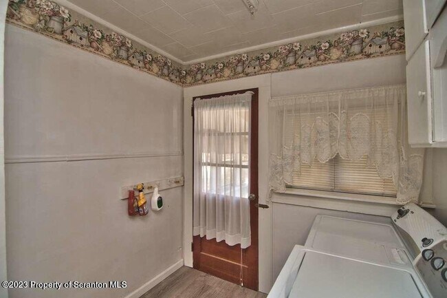 Building Photo - 1418 Capouse Ave