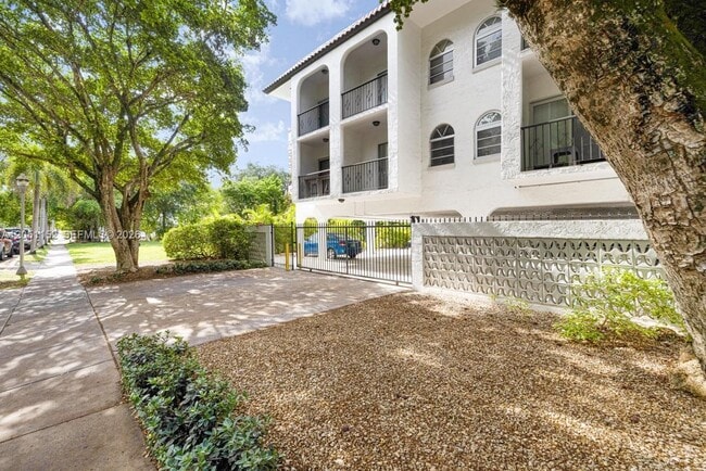 Building Photo - 338 Majorca Ave