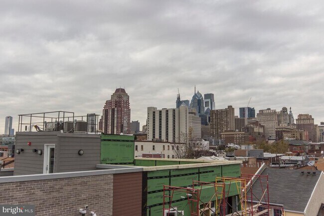 Building Photo - 716 S Sartain St