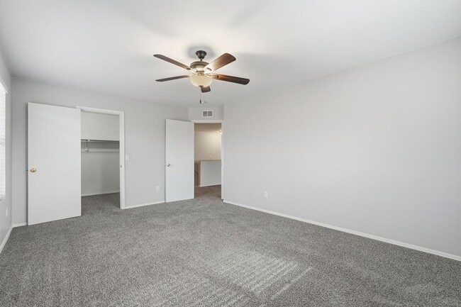 Building Photo - HUGE 6 Bedroom Home - Westgate and Freeways Nearby!