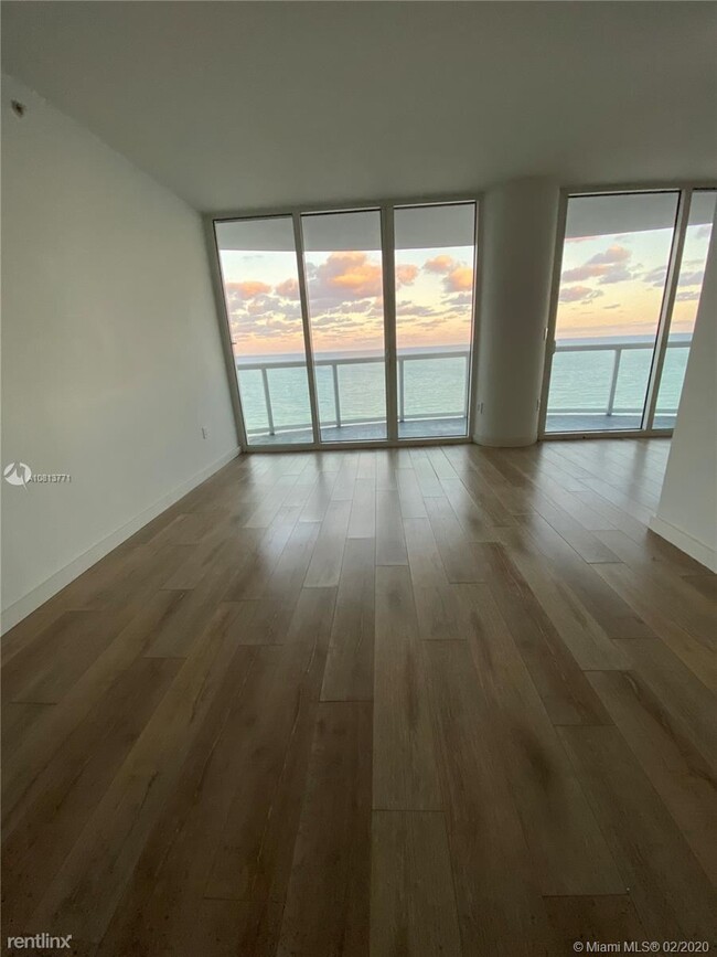 Building Photo - 2 br, 2 bath Condo - 6365 Collins Ave Impr...